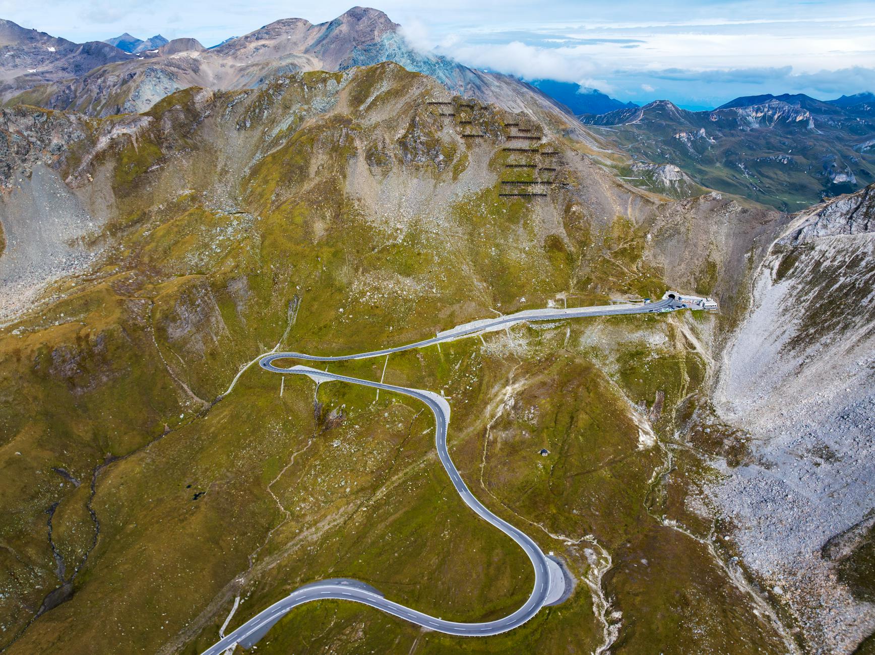 Widok z lotu ptaka na krętą drogę Hochtor w austriackich Alpach