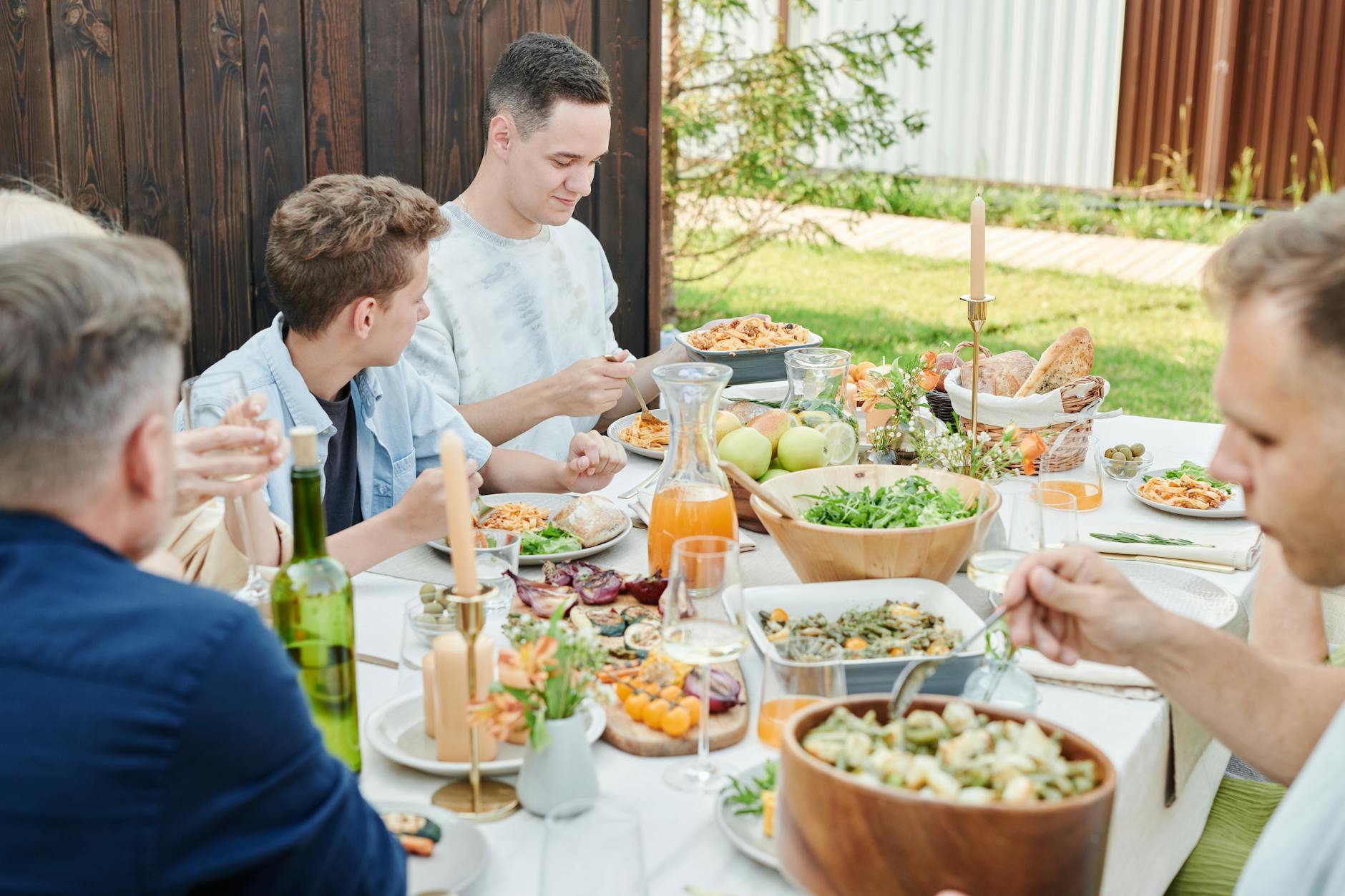 Rodzina je zdrowy lunch na świeżym powietrzu przy wspólnym stole