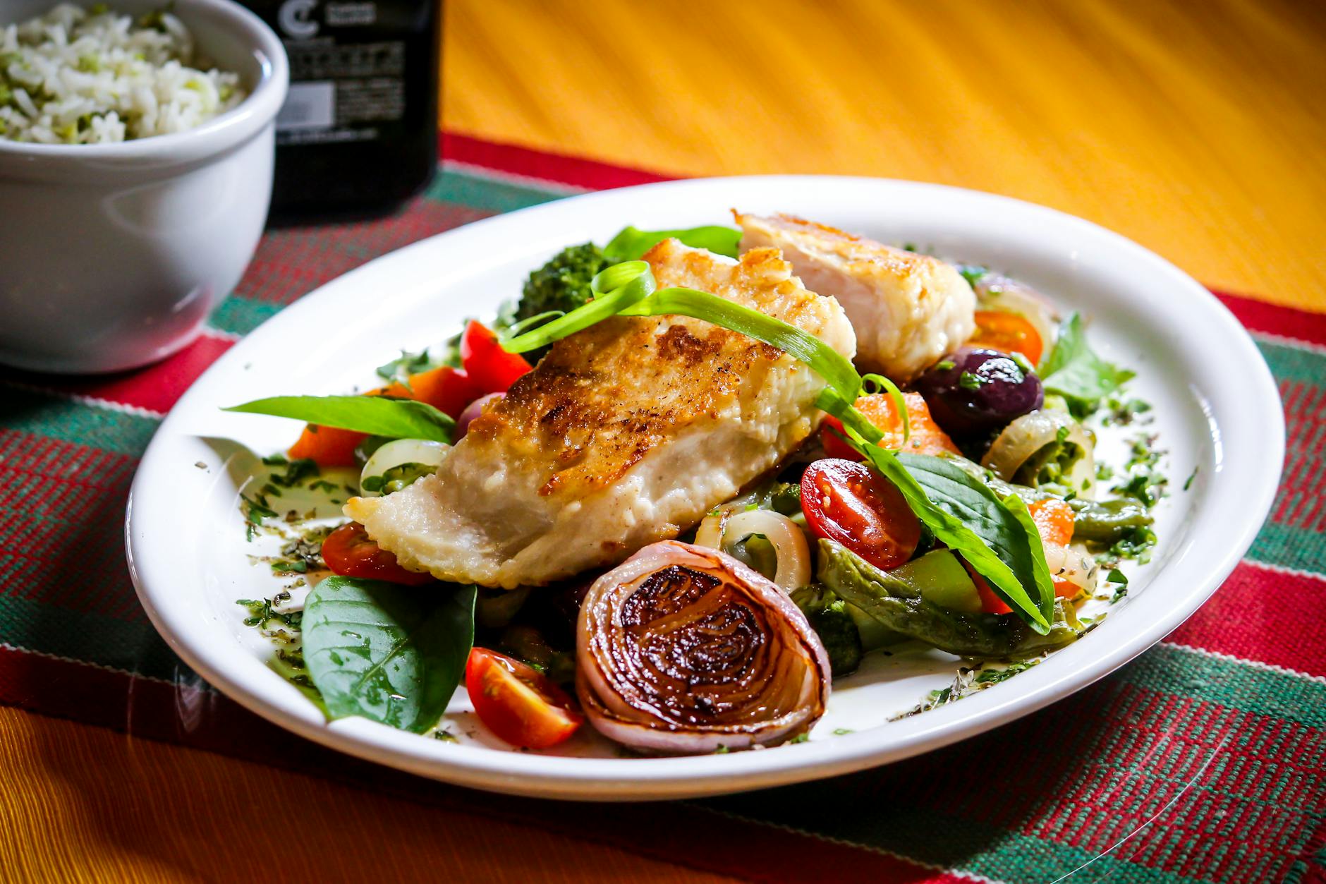 Talerz grillowanego kurczaka z kolorowymi, świeżymi warzywami