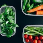 Warzywa ekologiczne w plastikowych pojemnikach do diety pudełkowej