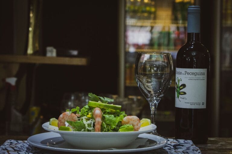 Sałatka z krewetkami i kieliszek wina w restauracji
